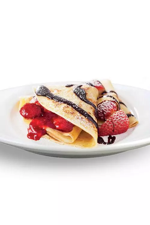 Crêpes Suzette com Morangos e Dois Chocolates