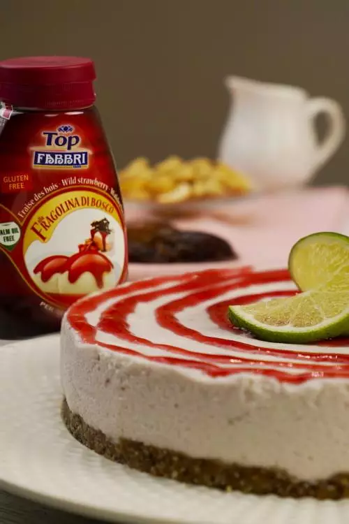 Torta de verão com moranguinhos silvestres e lima.