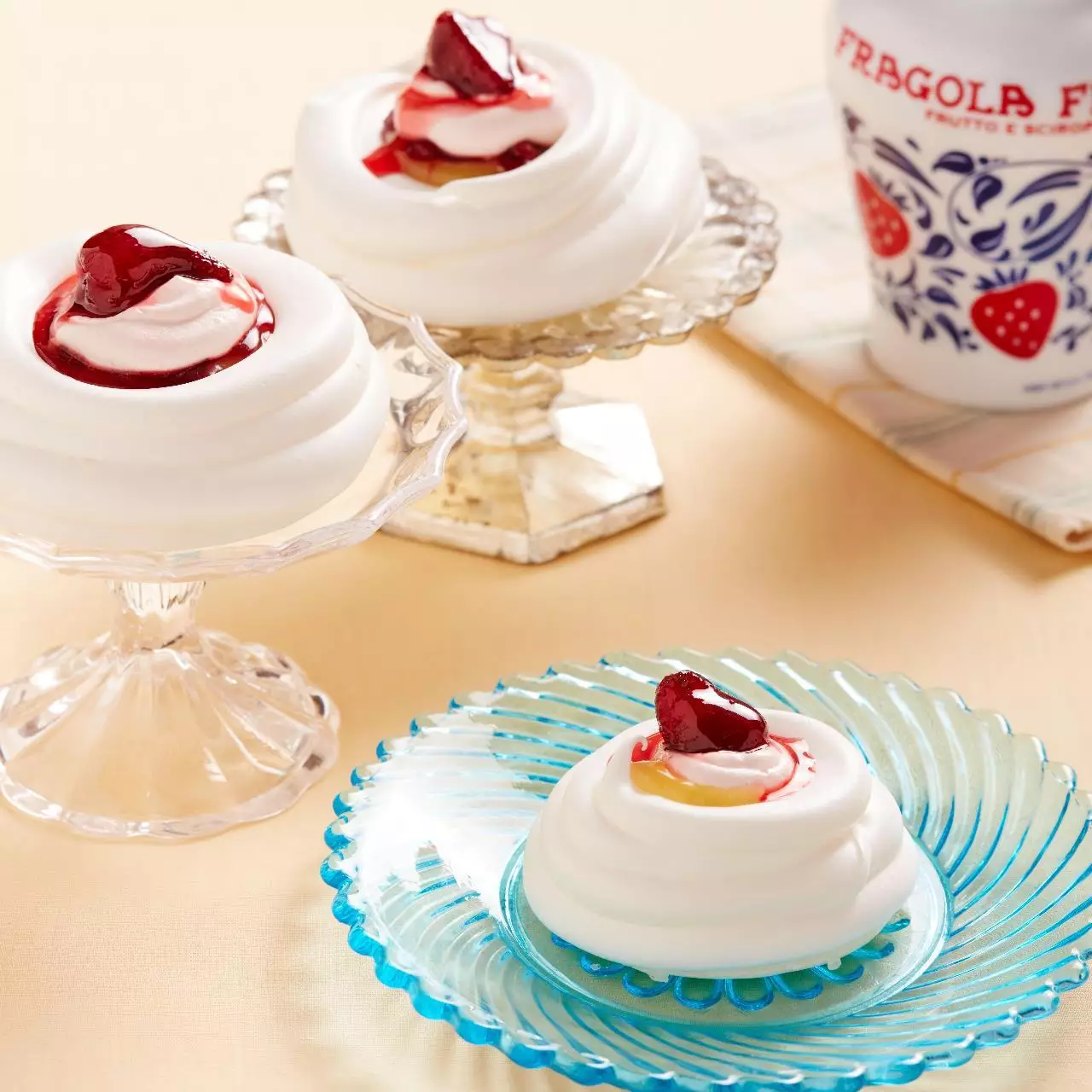 Pavlova com Lemon Curd e Morangos Fabbri