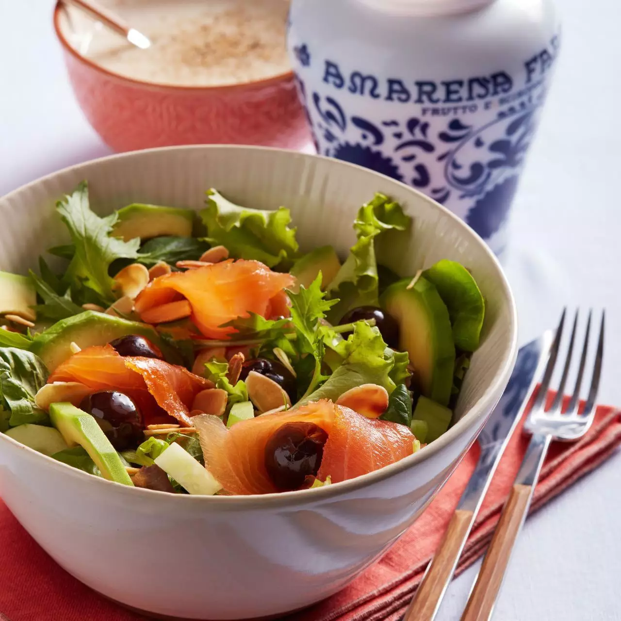 Salada com abacate e salmão